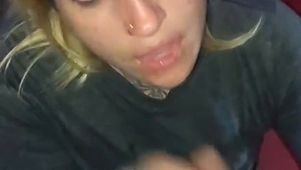 飲み込む